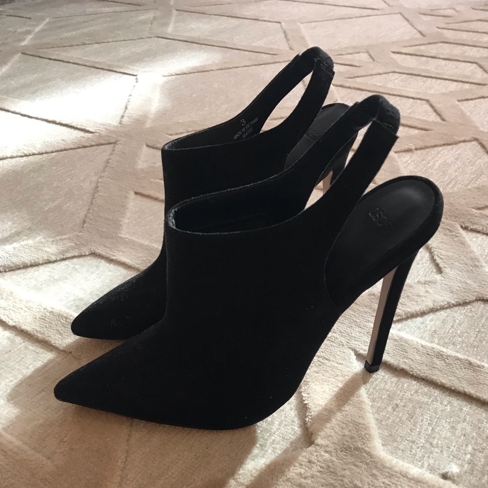 Black heeled shoes, size 5.5. Worn once!